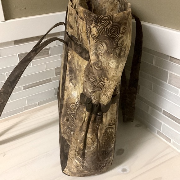 Large tote with multiple exterior and interior pockets - Picture 6 of 7